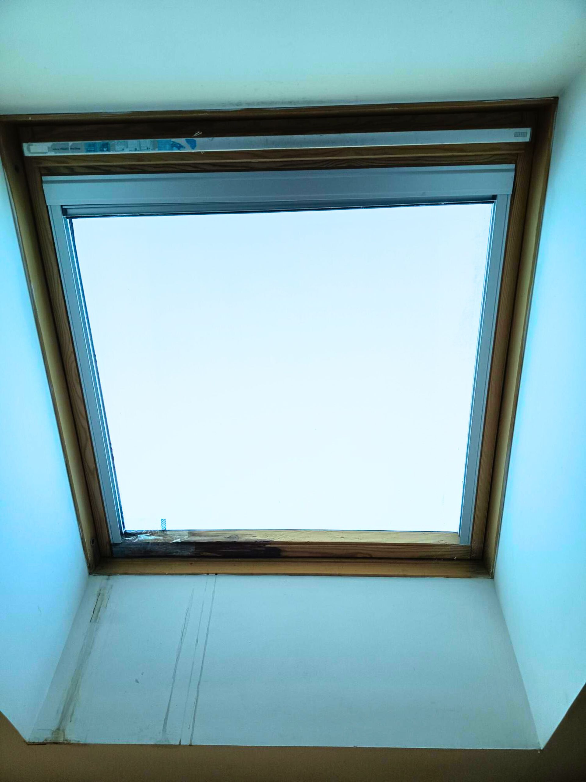 Avant - Ancienne fenêtre VELUX S06 avec traces de fuites à Toulouse