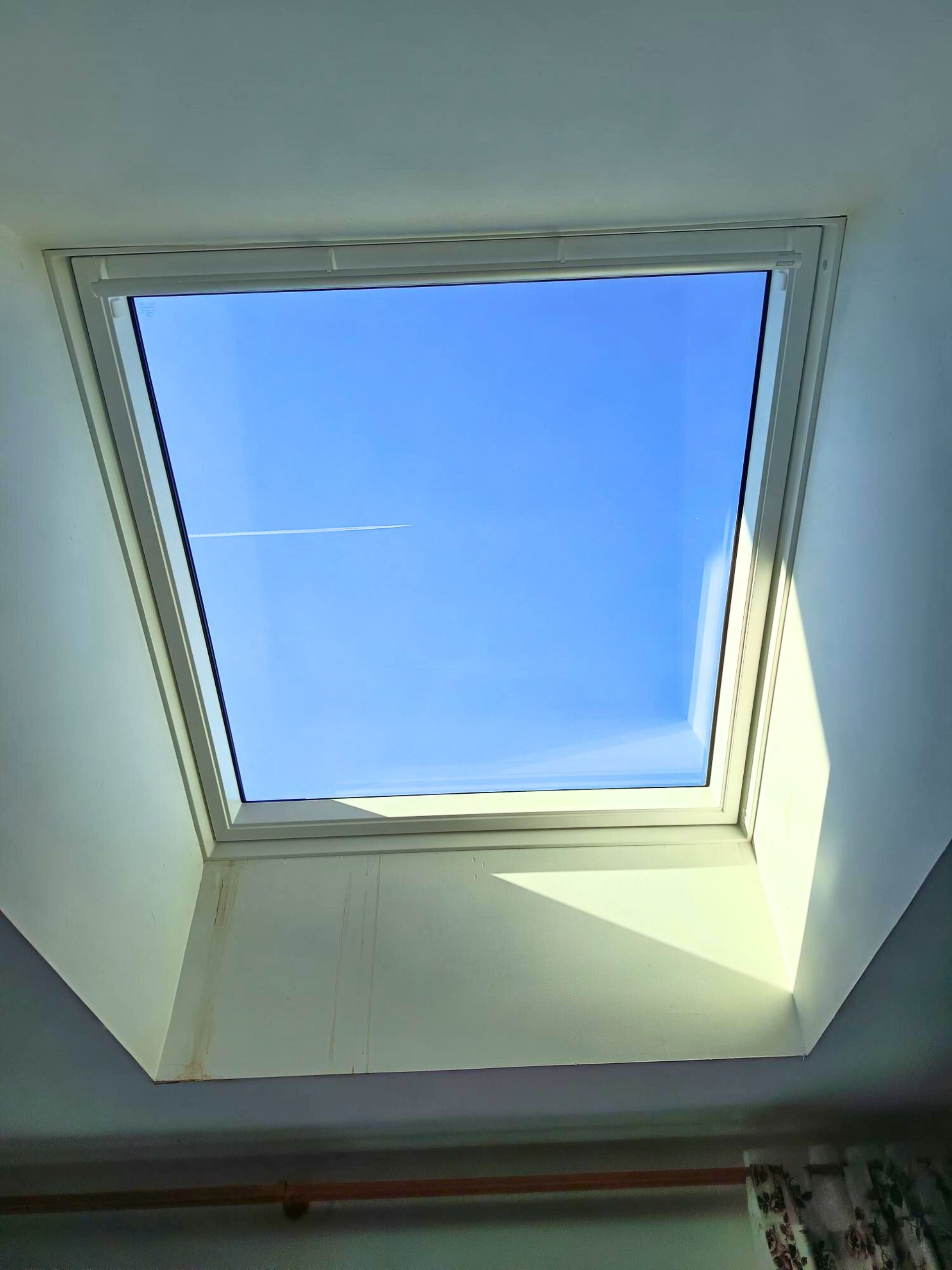 Après - VELUX SK06 EverFinish installée à Toulouse avec store MSL solaire