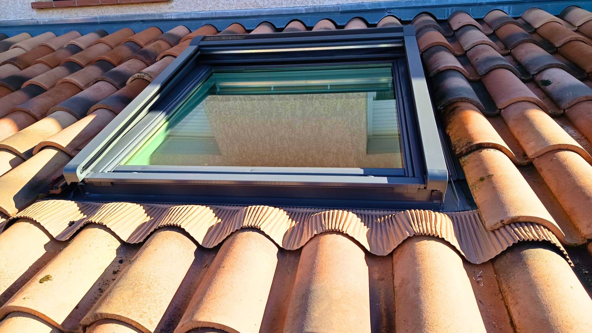 Vue toiture - VELUX SK06 EverFinish avec store MSL solaire installé à Toulouse